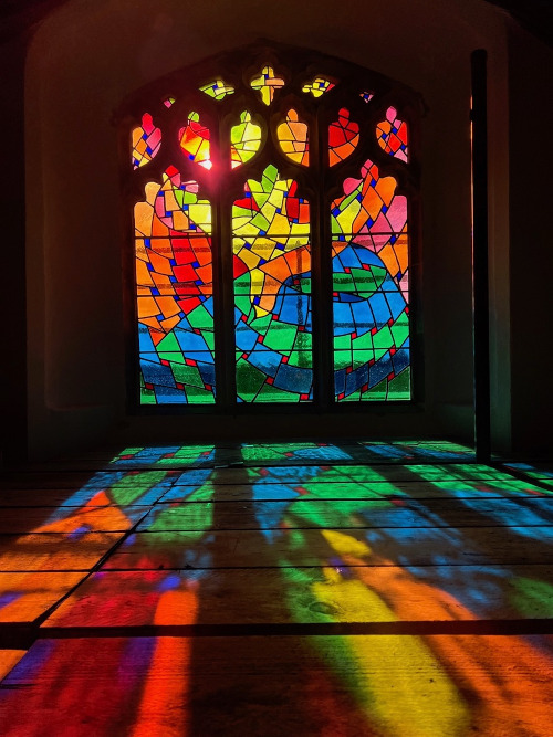 image of stained glass window in Fressingfild church
